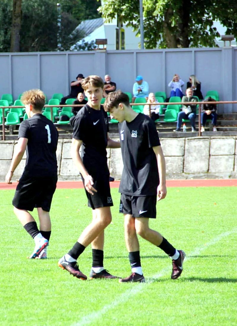 Aleksandr Dauber with teammates during a match
