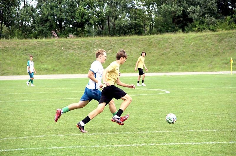 Aleksandr Dauber racing an opponent to the ball